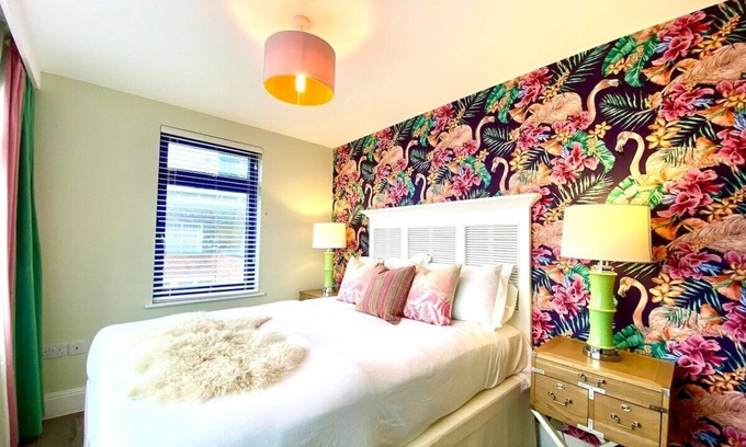 Poole Apartment | Stunning 3 bedroom Penthouse Apartment Free 2 Park
