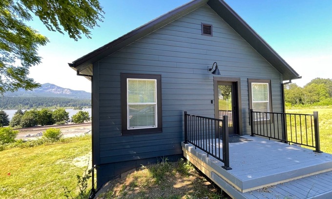 Cascade Locks House | Stunning 3BR Gorge Home with River Views