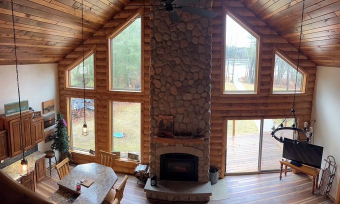 Crivitz Cottage | Stunning 4-bedroom lakefront cottage on the Crooked lake chain.