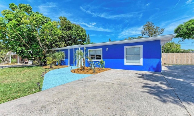 Bradenton House | Stunning 4B House near IMG-AMI-Heated Pool-King Bed-Backyard Oasis-FirePit!