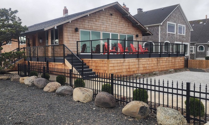 Seaside House | Stunning 4br Oceanfront on South Prom