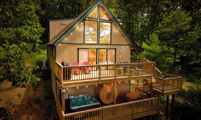 Bergton Cabin | Stunning A-Frame in Basye - Sauna, Jacuzzi, Sleeps 8, Games, 3 bdr, and 2 bath.