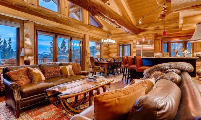 Baldy Mountain House | STUNNING custom log home, 4 en-suites, amazing views, hot tub, pool table!