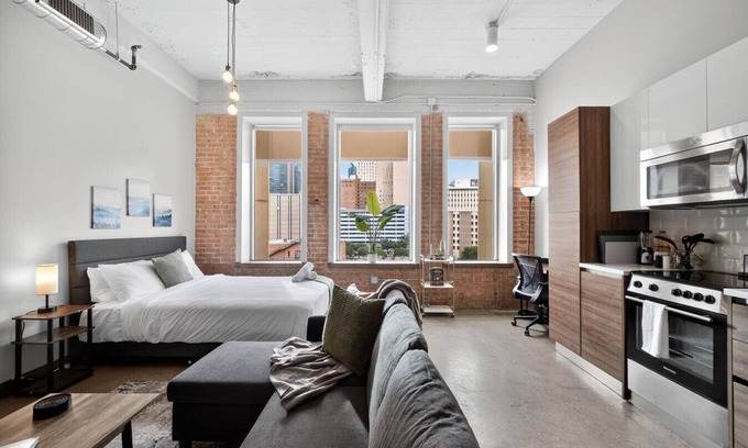 Downtown Dallas Apartment | Stunning Downtown Apartment | Pool, Laundry, Parking