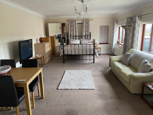 Rogerstone Apartment | Stunning guest suite with private hot tub