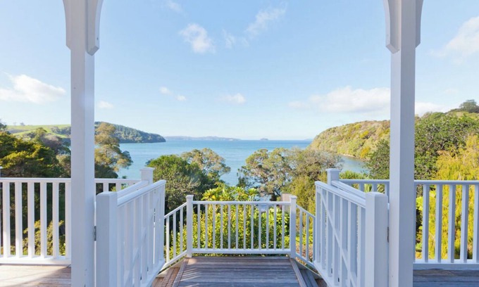 Tawharanui House | Stunning House in the heart of Matakana Wine Country