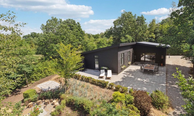 Farvang House | Stunning home in Fårvang with WiFi