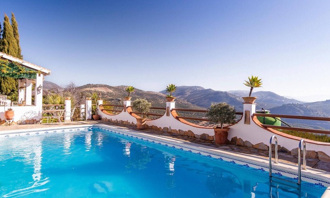 Iznajar House | Stunning home in Iznajar with WiFi