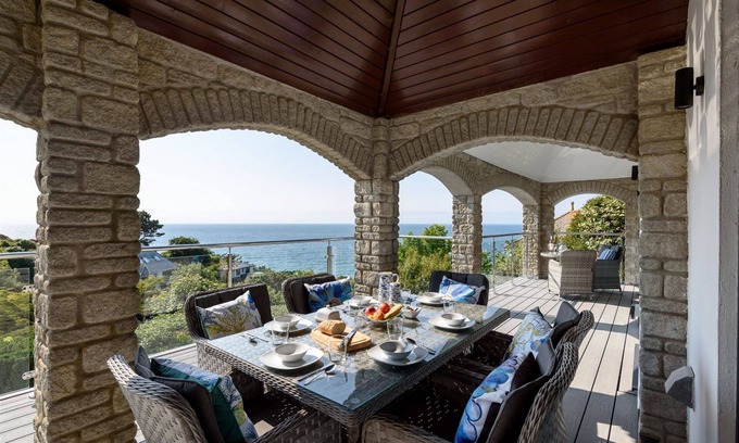 Looe House | Stunning house with magnificent sea views, pet friendly with a VisitEngland 5 Star Gold Award