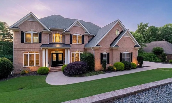 Tate Apartment | Stunning Lakefront Estate