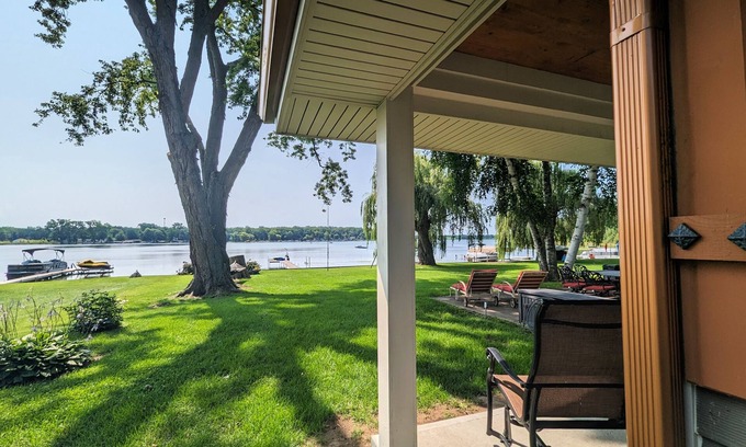 Brooklyn House | Stunning Lakefront Retreat 4 min to Brooklyn - 24 min to Jackson