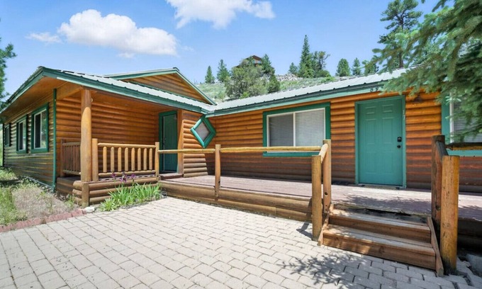 Mammoth Creek Cabin | Stunning Log Cabin Close to Panguitch Lake