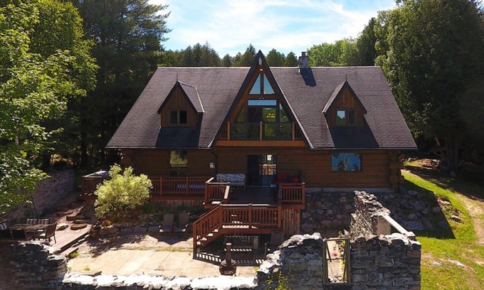 Trent Lakes House | Stunning Log Home on a Private Lake