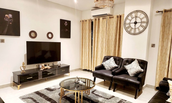 East Legon Apartment | Stunning Luxury 2Bed Apartment in Accra w/Pool,Gym
