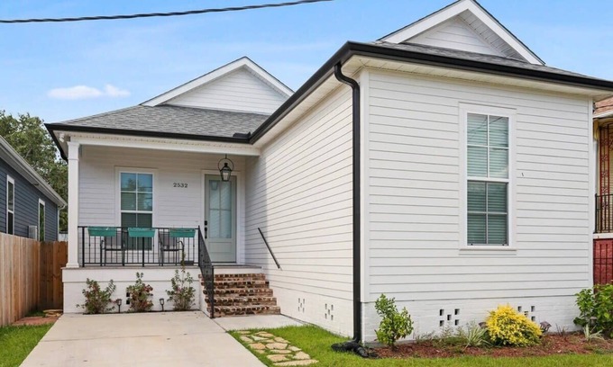 Leonidas House | Stunning Luxury Home 2 Blocks From Streetcar!