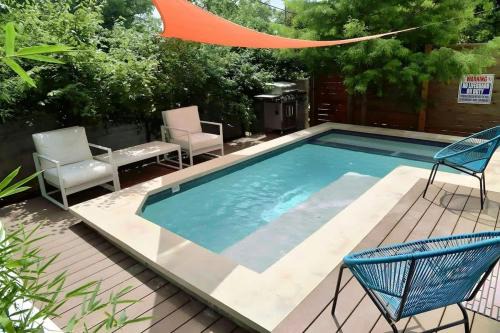 Tarrytown House | Stunning Modern Home w Pool and Hot Tub in DT
