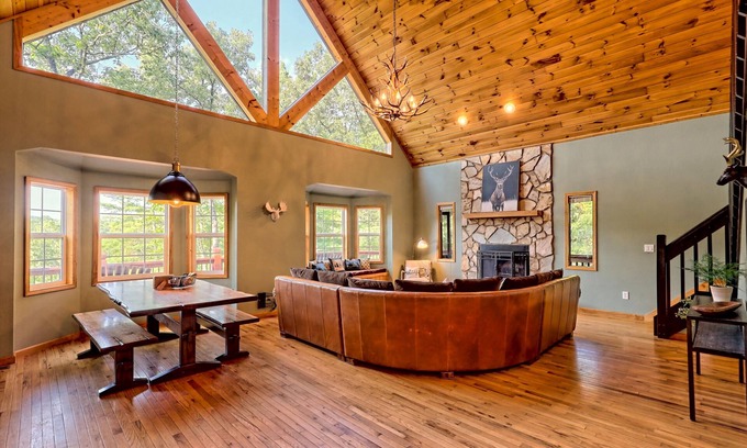 Murphy Cabin | STUNNING Mountain VIEW Lodge for 14!