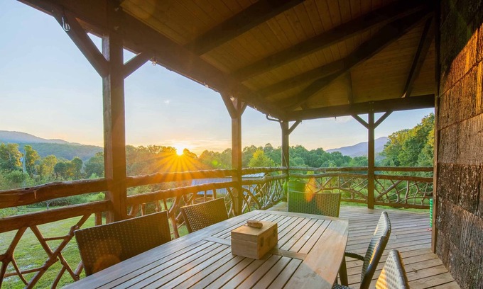 Burnsville Cabin | **Stunning Mtn Lodge, Over 10 Private acres, Pond, fishing, Fire-pit, hiking**