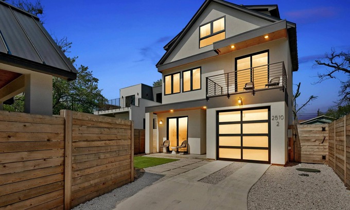Holly House | Stunning New Modern Spacious 5-bedroom House Perfection With Pool Oasis!