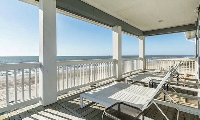 Crystal Beach House | 🌊STUNNING OCEAN VIEWS 🎣 ON the WATER 🏝️NO NEIGHBORS ☀️PETS OK 🐾