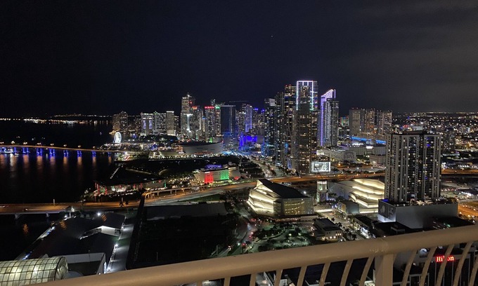 Downtown Miami Apartment | Stunning Ocean View and Elegant, Sun-lit Penthouse One-Bedroom Overlooking Miami