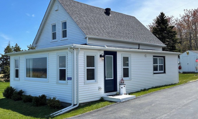 Feltzen South House | Stunning Ocean Views - Home on Lunenburg Bay