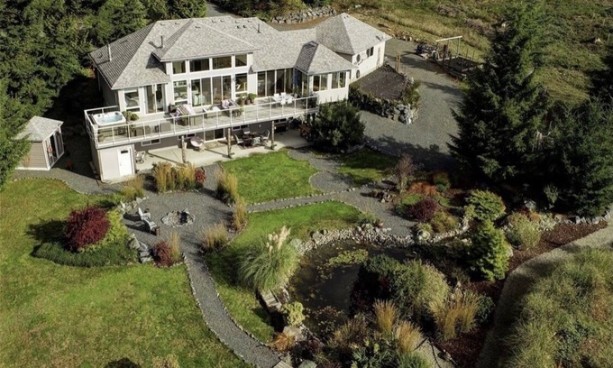 Juan de Fuca Electoral Area House | Stunning open style home set on 3 acres in the Seaside hamlet of Jordan River.