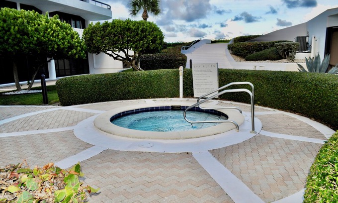 Palm Beach Condo | Stunning Palm Beach 2-bedroom condo in beautiful Palm Beach with AC, fitness