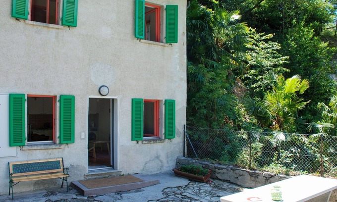 Bellinzona House | Stunning private villa for 4 guests with WIFI, TV, patio, pets allowed, panoramic view and parking