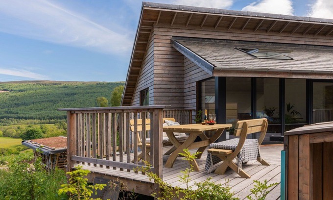 Glen Urquhart Villa | Stunning private villa for 8 guests with WIFI, TV, terrace and panoramic view