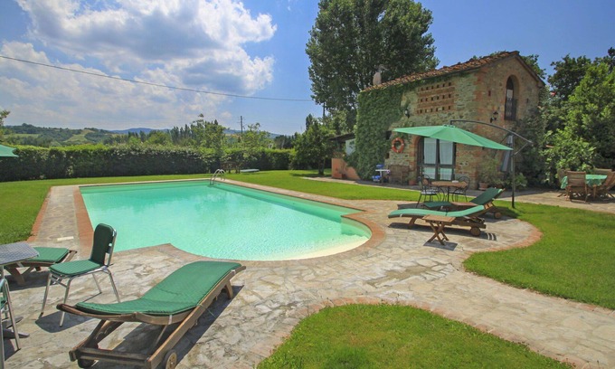 Laterina Villa | Stunning private villa for 4 people with WIFI, pool, TV, patio and pets allowed, close to Arezzo