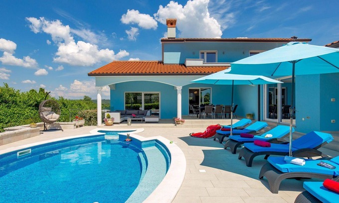 Rogocana House | Stunning private villa for 8 guests with private pool, WIFI, A/C, TV, patio and parking