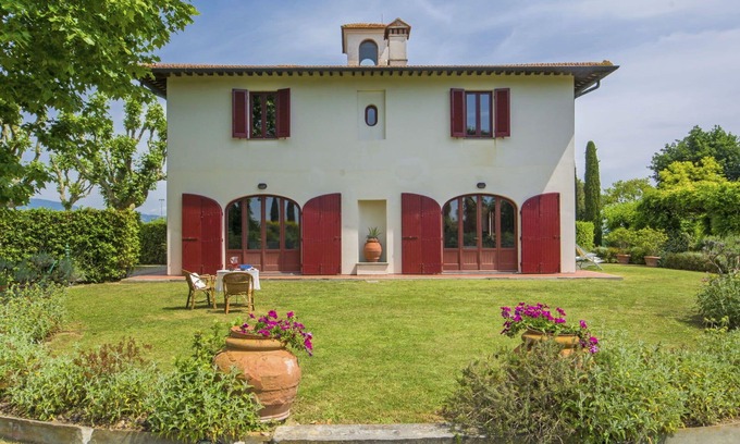 Lari Villa | Stunning private villa for 9 people with WIFI, TV and patio