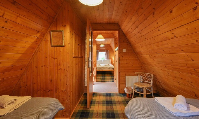 Beauly House | Stunning private villa for 4 people with WIFI, TV, pets allowed and parking