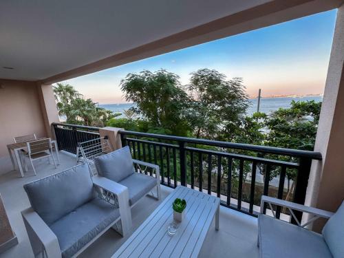 Palm Jumeirah Apartment | Stunning Renovated 1BR Apartment at 5 Star Resort