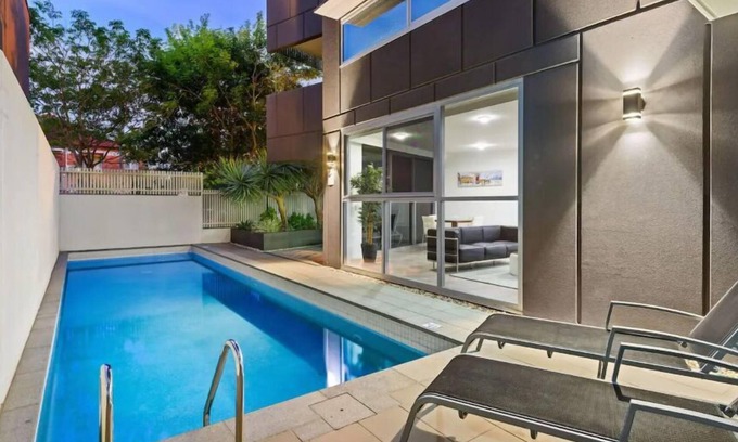 New Farm Apartment | Stunning Sunsets Over Brisbane CBD w/Pool