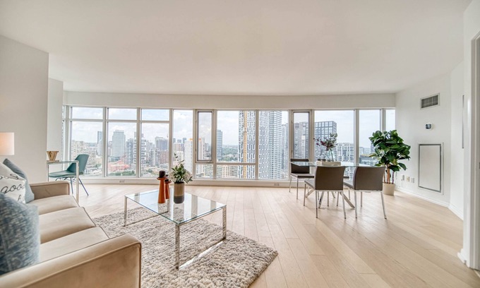Bay Street Corridor Apartment | Stunning Unit in the Heart of Downtown Toronto with free Parking