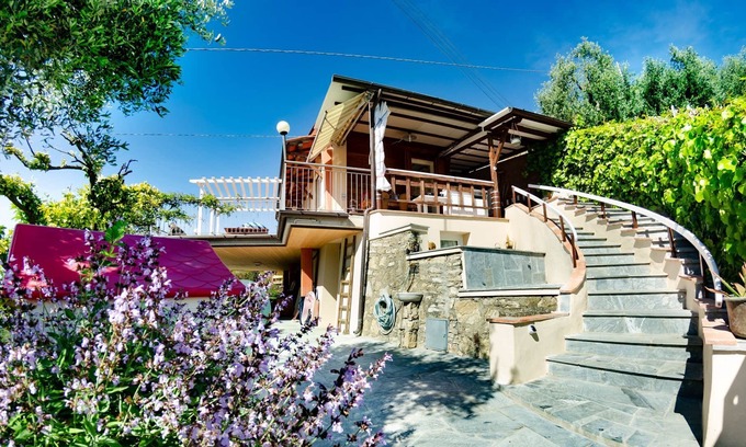 Massarosa House | Stunning views on the hills of Camaiore till the sea and islands, private pool, WiFi