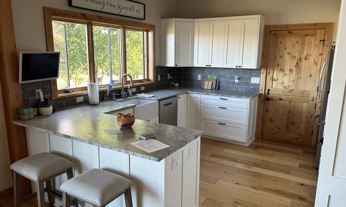 Eugene House | Stunning views and tranquil country feel just ten min from U of O and Autzen!