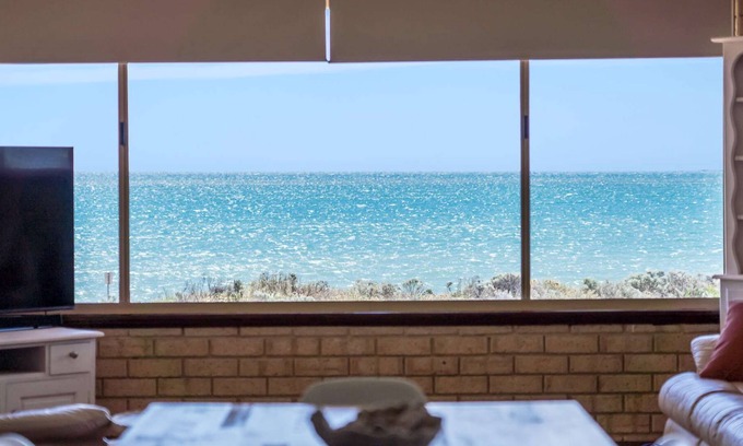 Silver Sands Apartment | Stunning views from this beachside top floor 3 bedroom apartment