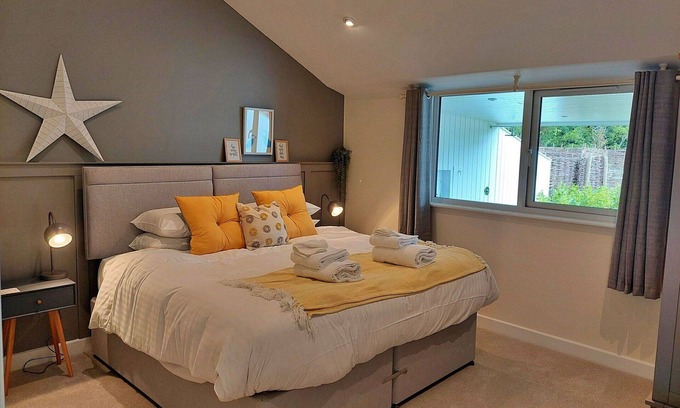 Liverton House | Stunning villa for 2 people with WIFI, hot tub