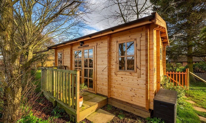 Surlingham House | Stunning villa for 2 guests with WIFI and pets allowed