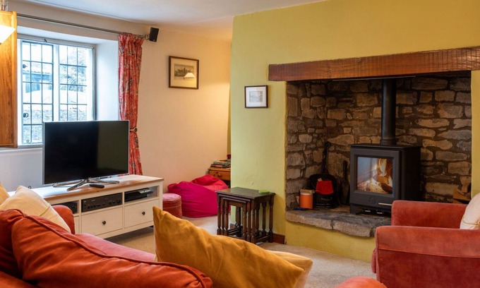 Stogursey House | Stunning villa for 4 guests with WIFI, terrace and pets allowed