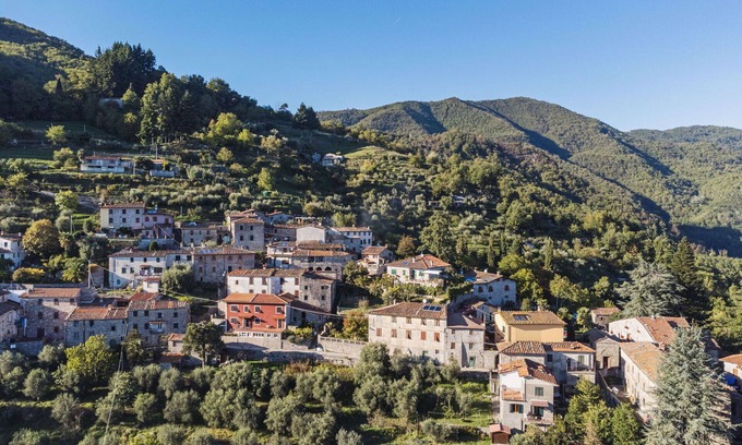 Pescaglia House | Stunning villa for 6 people with WIFI, private pool, TV and patio