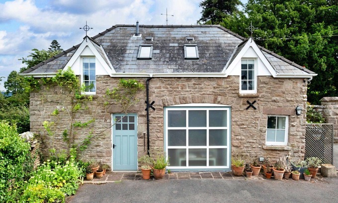 Monmouth House | Stunning villa for 4 guests with WIFI and pets allowed