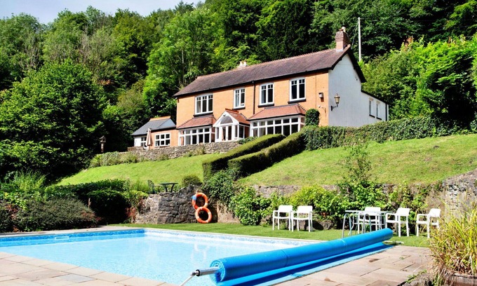 Redbrook House | Stunning villa for 14 guests with WIFI, private pool, terrace, pets allowed and parking