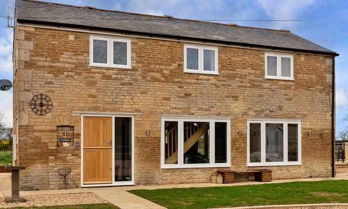 Thurlby House | Stunning villa for 6 people with WIFI, pets allowed and parking