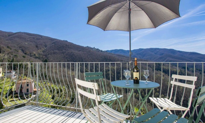 Casoli House | Stunning villa for 6 guests with WIFI, private pool, TV, terrace, pets allowed and parking