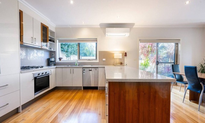 Avondale Heights House | Stunning Vista | City Skyline | Riverview Parkland
