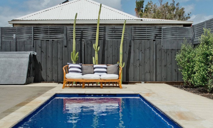 Newhaven House | Stunning water views with heated swim/spa near to public boat-ramp, beach, shops